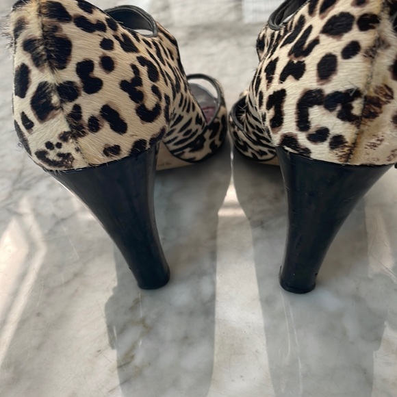 🔥5 for $15🔥 - White House Black Market unique “hair” material heels - Size 9 - Picture 2 of 16